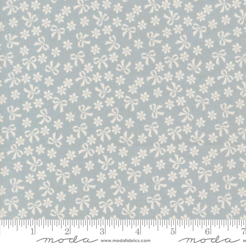 PRE-ORDER - HANDMADE SWEETNESS - Bows Daisies Small Floral Powder Blue